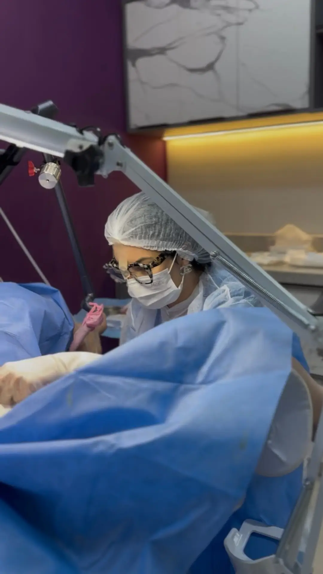 Dra. Marina durante cirurgia de ninfoplastia a laser